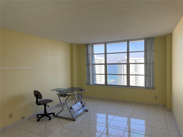 2-bedroom condo for sale in Hollywood - 3800 E Ocean Dr 1518 - MondialRealty