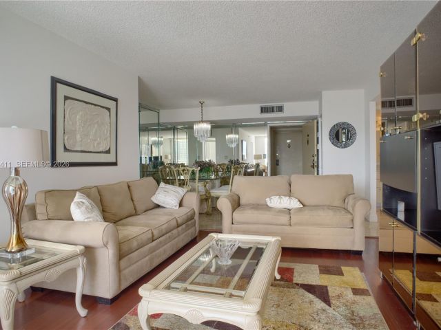 Apartment for rent  Unit #1008 - photo 7442075