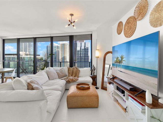 Apartment for sale  Unit #2001 - photo 7451645