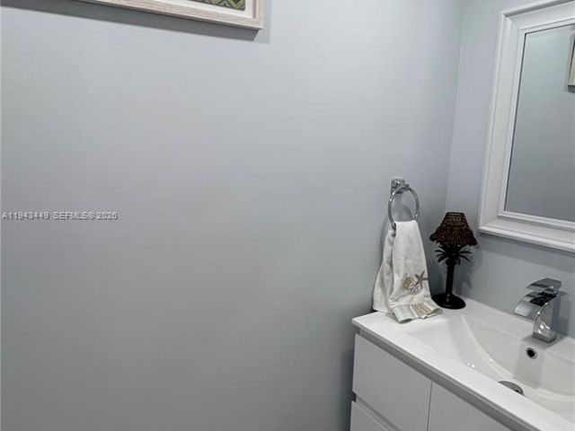 Home for rent at 808 NE 27th Ave 808 - photo 7068135