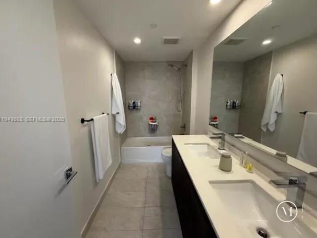 2-bedroom condo for sale in Miami - 488 NE 18th St 3300 - MondialRealty
