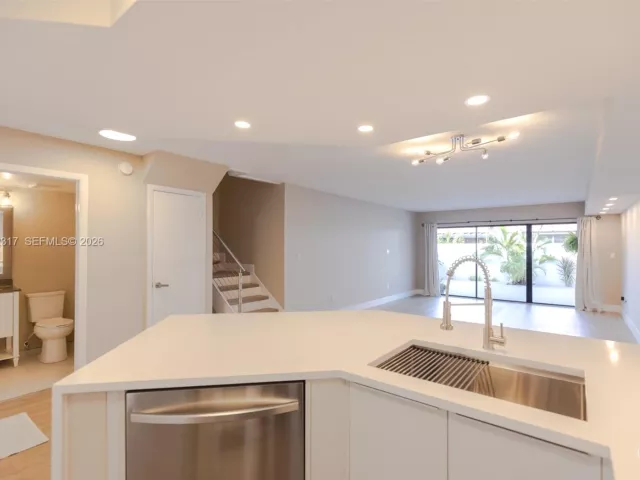 3-bedroom home for sale in Aventura - 3525 Magellan Cir 626 - MondialRealty