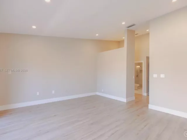 3-bedroom home for sale in Aventura - 3525 Magellan Cir 626 - MondialRealty