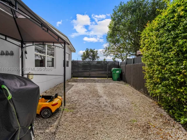 3-bedroom home for sale in Miami - 11401 SW 56th St - MondialRealty