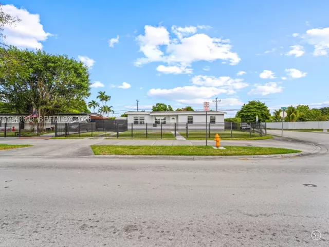3-bedroom home for sale in Miami - 11401 SW 56th St - MondialRealty