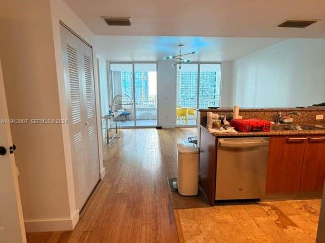 1-bedroom condo for sale in Miami - 170 SE 14th St 1807 - MondialRealty