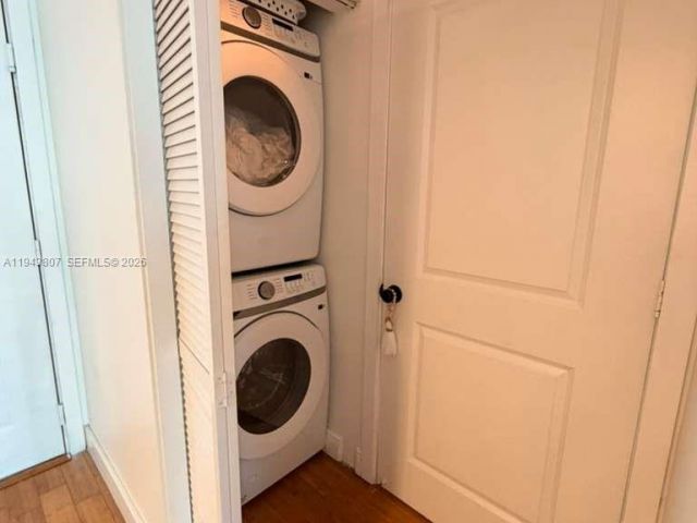 1-bedroom condo for sale in Miami - 170 SE 14th St 1807 - MondialRealty