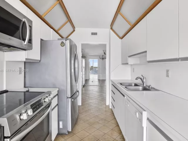 2-bedroom condo for rent in Aventura - 19707 Turnberry Way 7F - MondialRealty