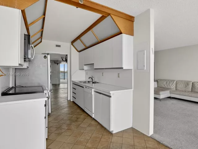 2-bedroom condo for rent in Aventura - 19707 Turnberry Way 7F - MondialRealty