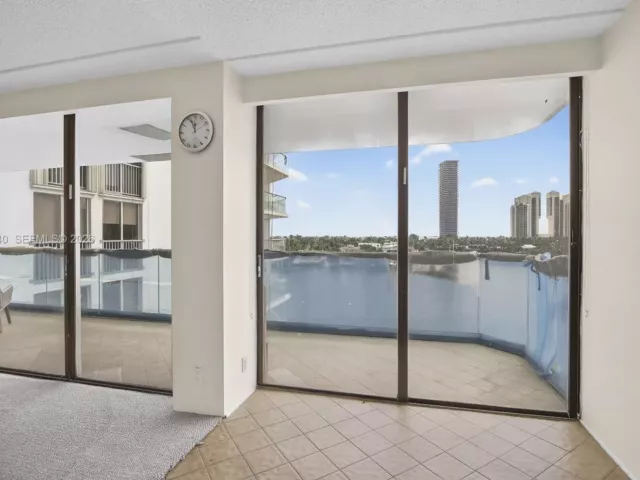 2-bedroom condo for sale in Aventura - 19707 Turnberry Way 7F - MondialRealty