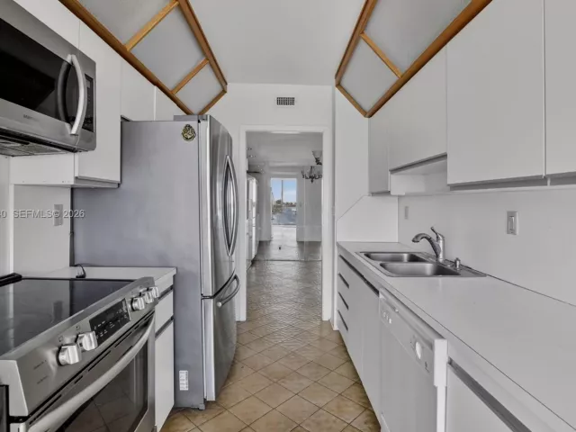 2-bedroom condo for sale in Aventura - 19707 Turnberry Way 7F - MondialRealty