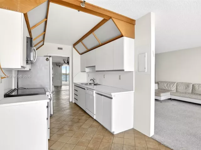 2-bedroom condo for sale in Aventura - 19707 Turnberry Way 7F - MondialRealty