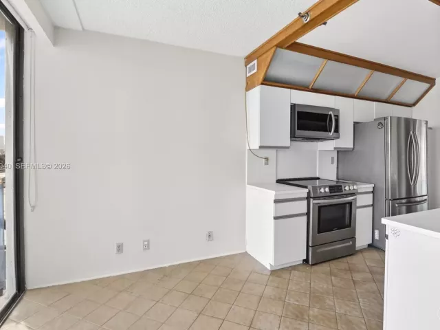 2-bedroom condo for sale in Aventura - 19707 Turnberry Way 7F - MondialRealty