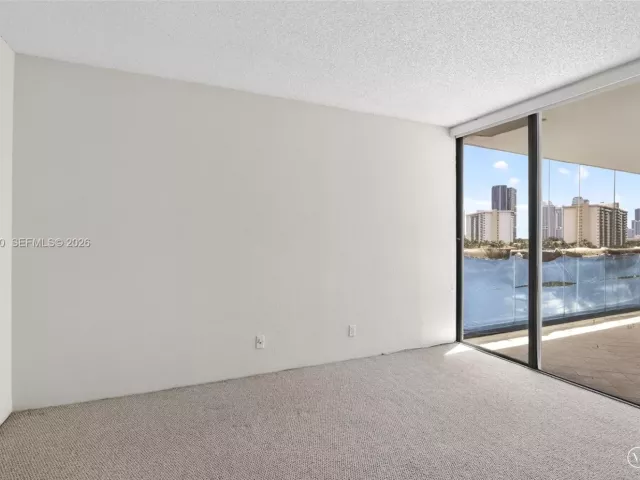 2-bedroom condo for sale in Aventura - 19707 Turnberry Way 7F - MondialRealty