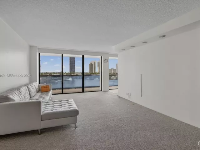 2-bedroom condo for sale in Aventura - 19707 Turnberry Way 7F - MondialRealty