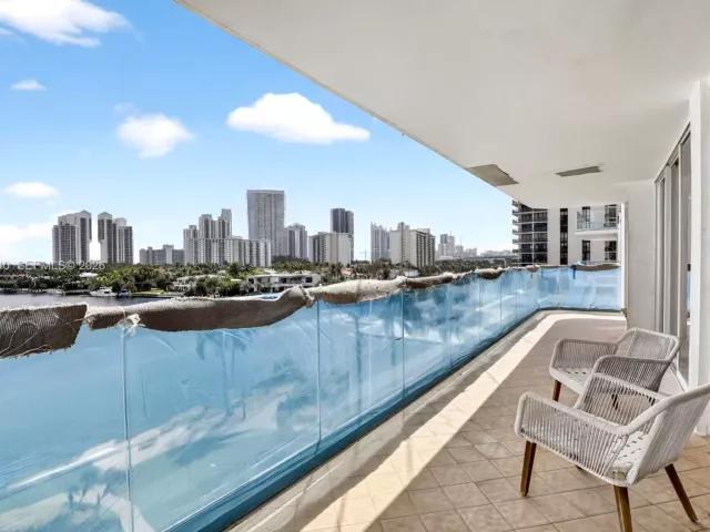 2-bedroom condo for sale in Aventura - 19707 Turnberry Way 7F - MondialRealty
