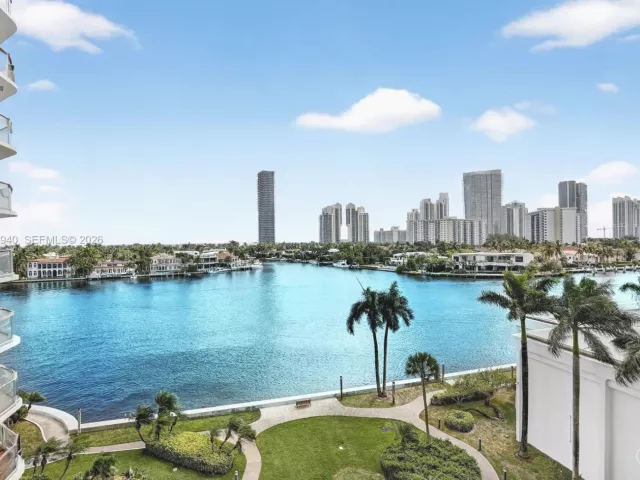 2-bedroom condo for sale in Aventura - 19707 Turnberry Way 7F - MondialRealty