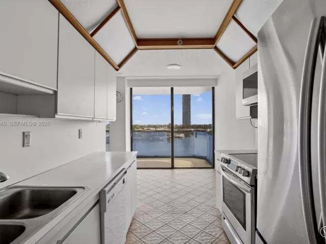 2-bedroom condo for sale in Aventura - 19707 Turnberry Way 7F - MondialRealty