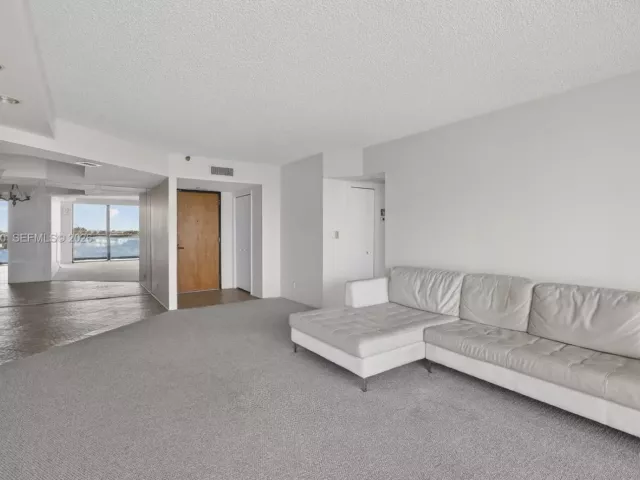 2-bedroom condo for sale in Aventura - 19707 Turnberry Way 7F - MondialRealty