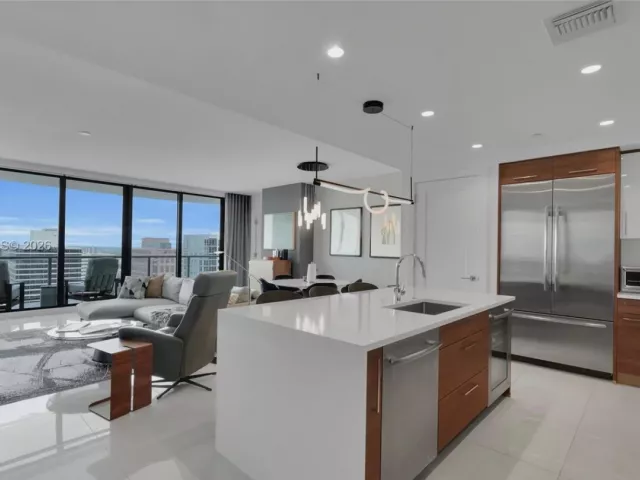 3-bedroom condo for sale in Fort Lauderdale - 100 E Las Olas Blvd 2802 - MondialRealty