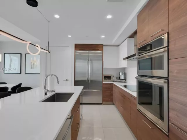 3-bedroom condo for sale in Fort Lauderdale - 100 E Las Olas Blvd 2802 - MondialRealty