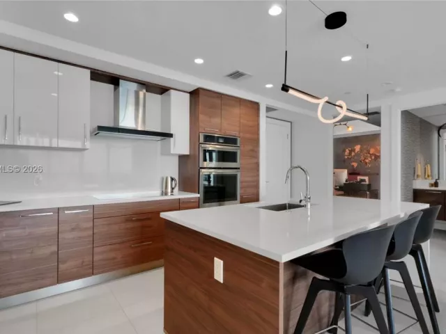 3-bedroom condo for sale in Fort Lauderdale - 100 E Las Olas Blvd 2802 - MondialRealty