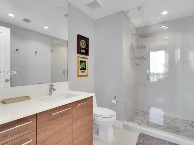 3-bedroom condo for sale in Fort Lauderdale - 100 E Las Olas Blvd 2802 - MondialRealty