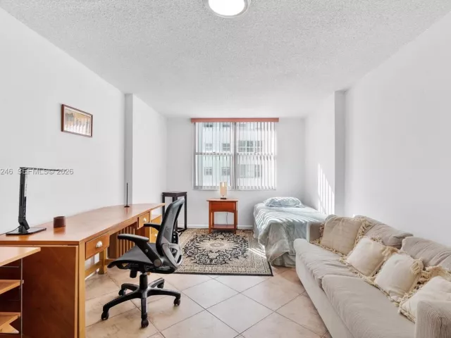 2-bedroom condo for sale in Miami Beach - 6039 Collins Ave 1104 - MondialRealty