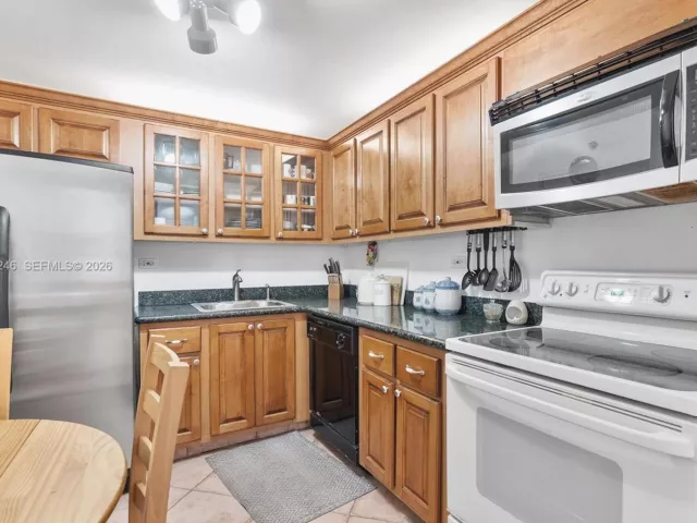 2-bedroom condo for sale in Miami Beach - 6039 Collins Ave 1104 - MondialRealty