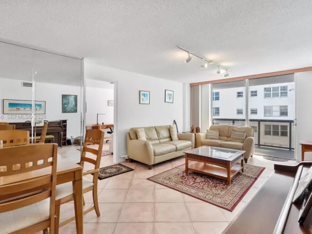 2-bedroom condo for sale in Miami Beach - 6039 Collins Ave 1104 - MondialRealty