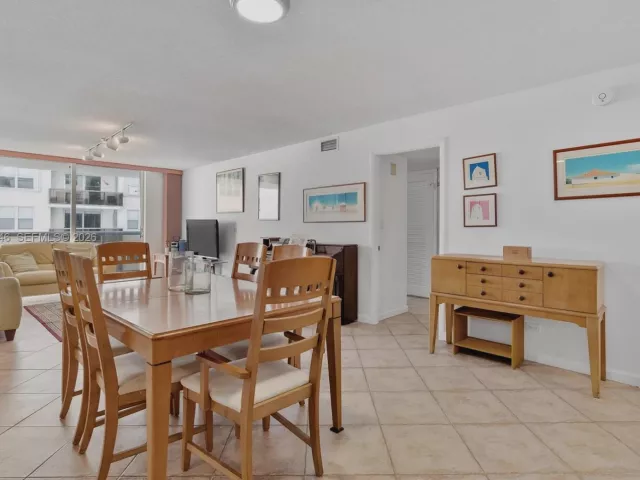 2-bedroom condo for sale in Miami Beach - 6039 Collins Ave 1104 - MondialRealty