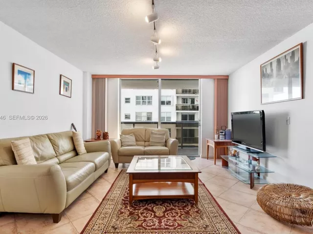 2-bedroom condo for sale in Miami Beach - 6039 Collins Ave 1104 - MondialRealty