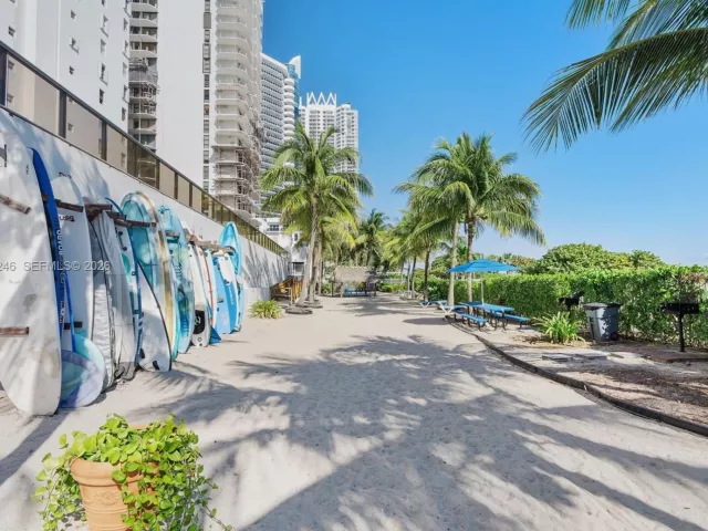 2-bedroom condo for sale in Miami Beach - 6039 Collins Ave 1104 - MondialRealty