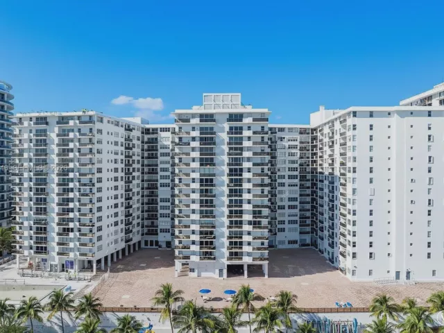 2-bedroom condo for sale in Miami Beach - 6039 Collins Ave 1104 - MondialRealty