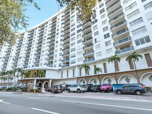 2-bedroom condo for sale in Miami Beach - 6039 Collins Ave 1104 - MondialRealty