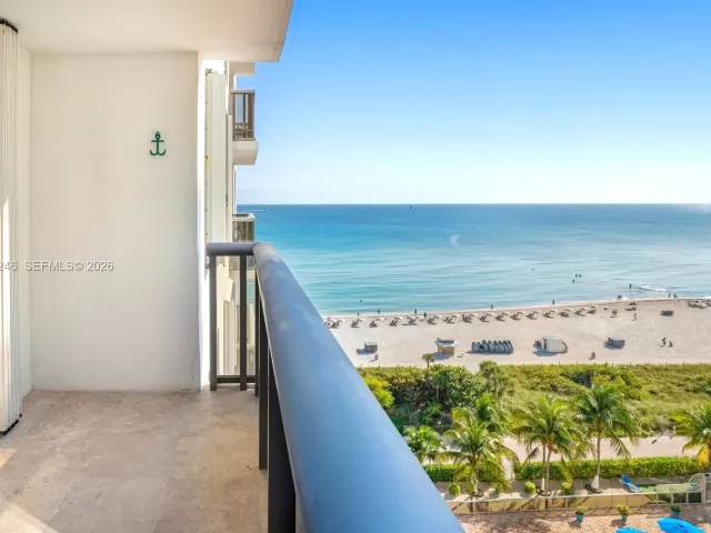 2-bedroom condo for sale in Miami Beach - 6039 Collins Ave 1104 - MondialRealty