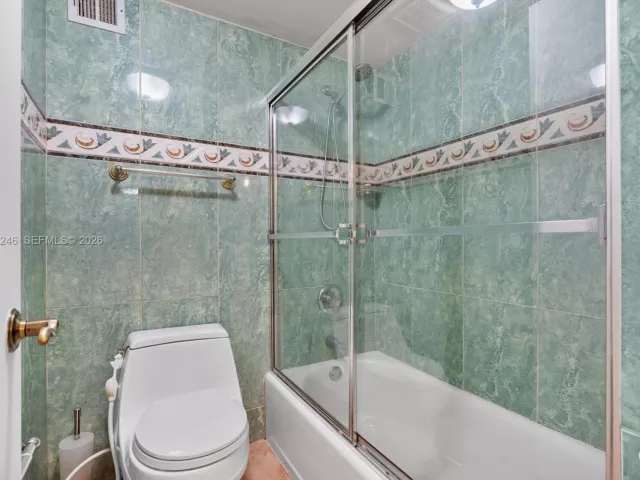 2-bedroom condo for sale in Miami Beach - 6039 Collins Ave 1104 - MondialRealty