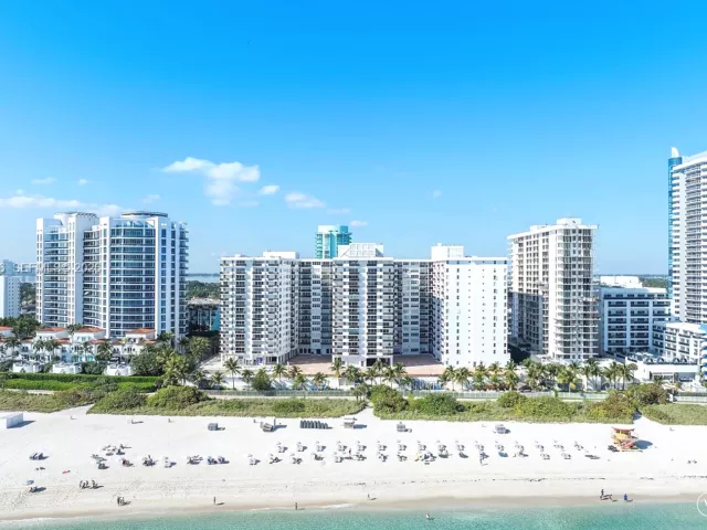 2-bedroom condo for sale in Miami Beach - 6039 Collins Ave 1104 - MondialRealty