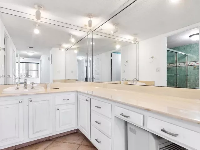 2-bedroom condo for sale in Miami Beach - 6039 Collins Ave 1104 - MondialRealty
