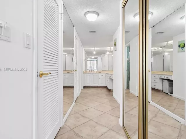 2-bedroom condo for sale in Miami Beach - 6039 Collins Ave 1104 - MondialRealty
