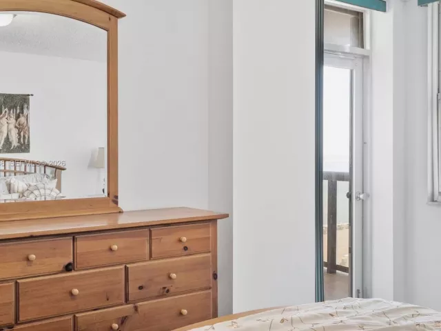 2-bedroom condo for sale in Miami Beach - 6039 Collins Ave 1104 - MondialRealty