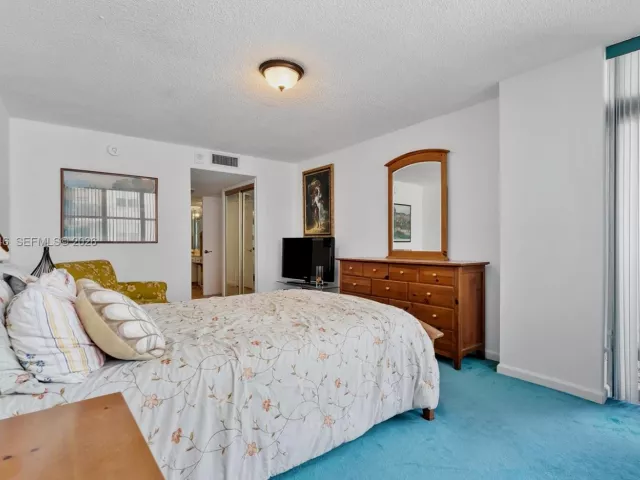 2-bedroom condo for sale in Miami Beach - 6039 Collins Ave 1104 - MondialRealty