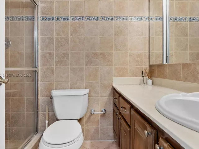 2-bedroom condo for sale in Miami Beach - 6039 Collins Ave 1104 - MondialRealty