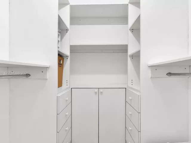 2-bedroom condo for sale in Miami Beach - 6039 Collins Ave 1104 - MondialRealty