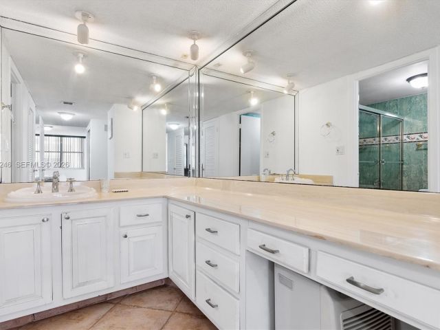 Apartment for sale  Unit #1104 - photo 7096393