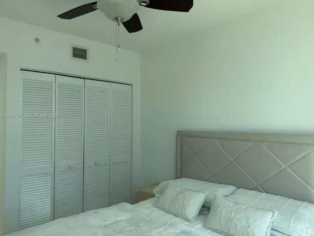 2-bedroom condo for rent in Miami - 41 SE 5th St 2010 - MondialRealty