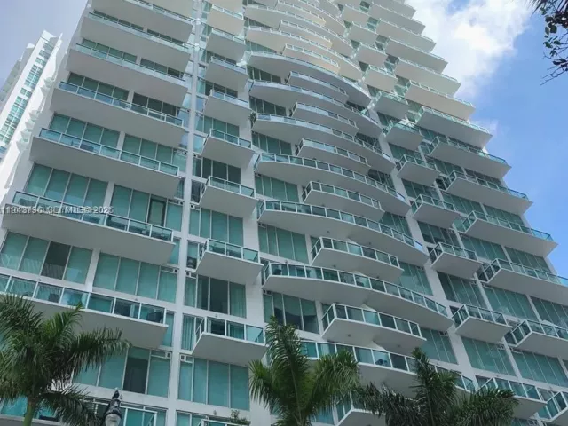 2-bedroom condo for rent in Miami - 41 SE 5th St 2010 - MondialRealty