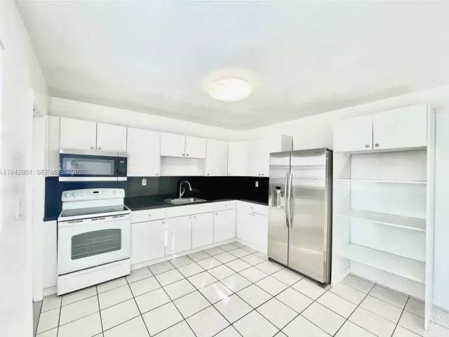 3-bedroom home for rent in Sunny Isles Beach - 18715 Atlantic Blvd 18715 - MondialRealty