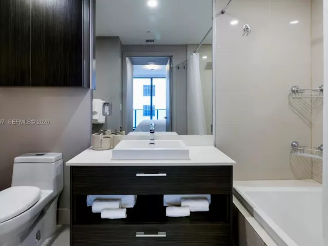 1-bedroom condo for rent in Miami - 55 SW 9th St 3010 - MondialRealty