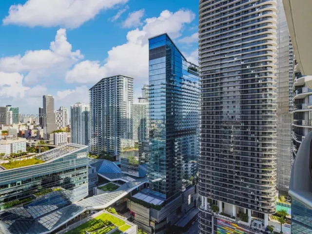 1-bedroom condo for rent in Miami - 55 SW 9th St 3010 - MondialRealty